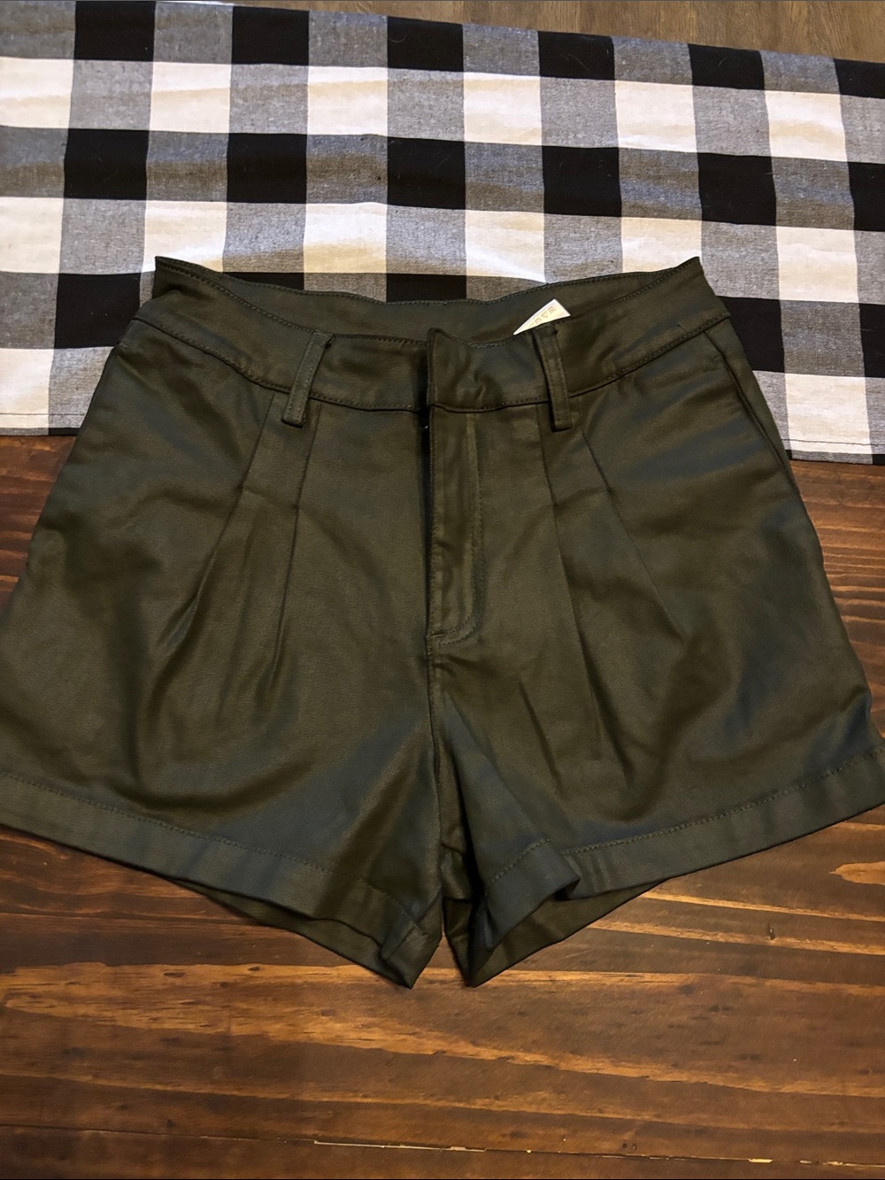 Kut from the kloth Willa pleated coated shorts green 6